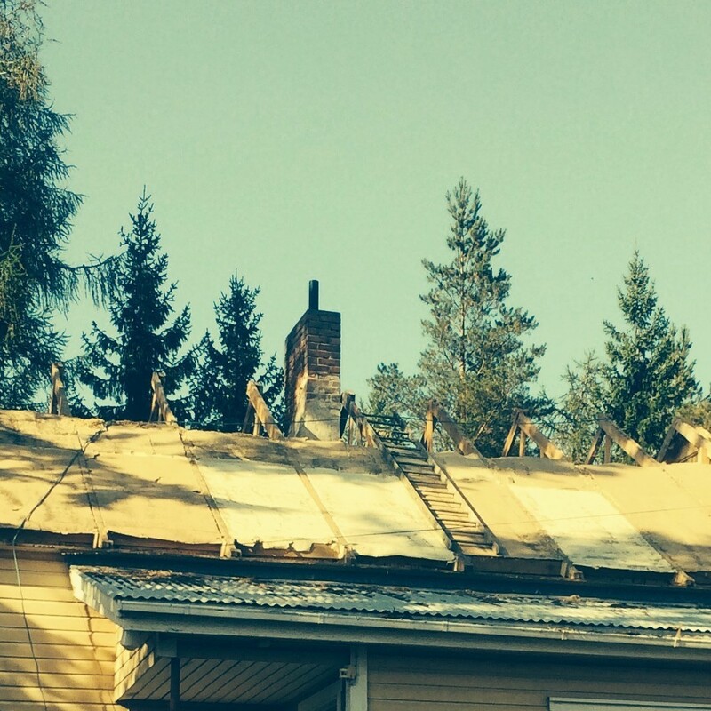 Rintamamiestalon tiilikaton purkuvaihetta.