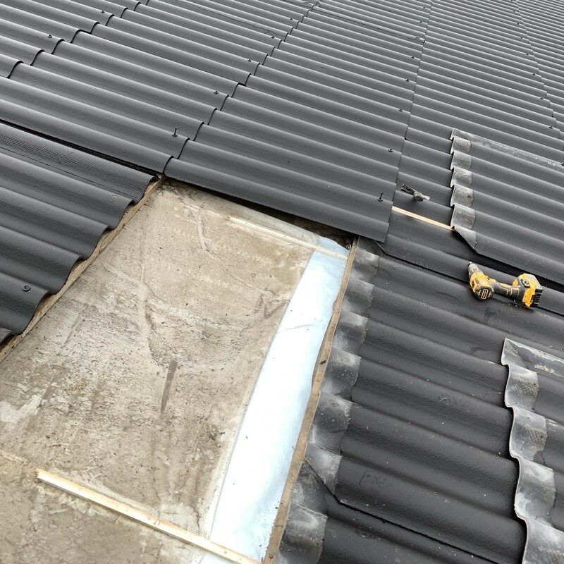 Varttikatteen aluskatteen korjausta, katto pohjamaalissa.